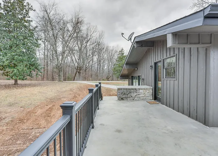 'The Duck Farm' Sugar Tree Hideaway W/ Yard!